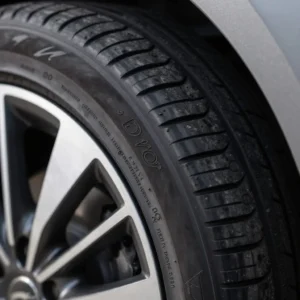 Image de l'article : Que signifie le DOT sur un pneu ? Guide complet